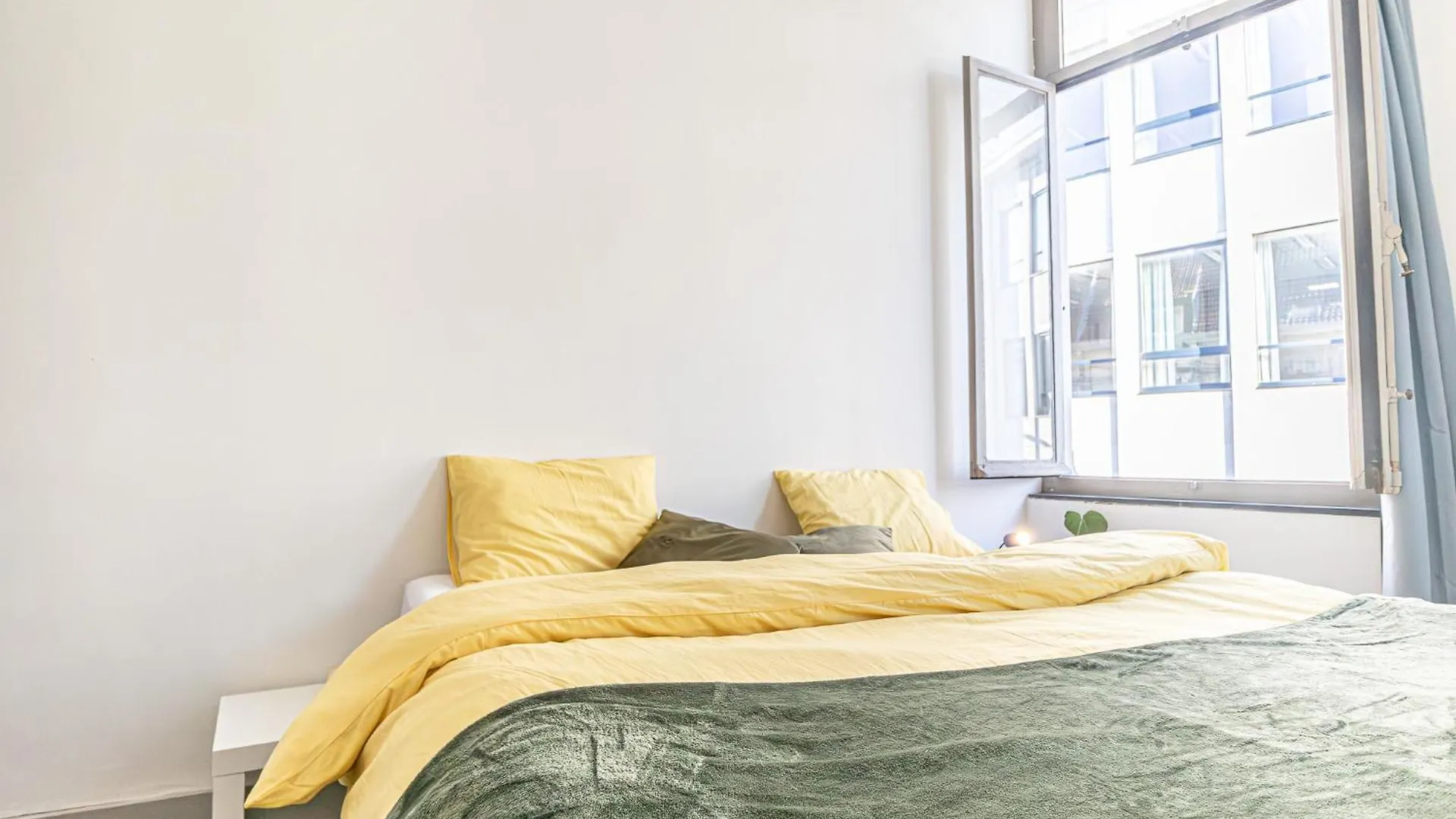 Apartment Lovely Rooms With View At Vibrant Ghent, Breezy Balcony