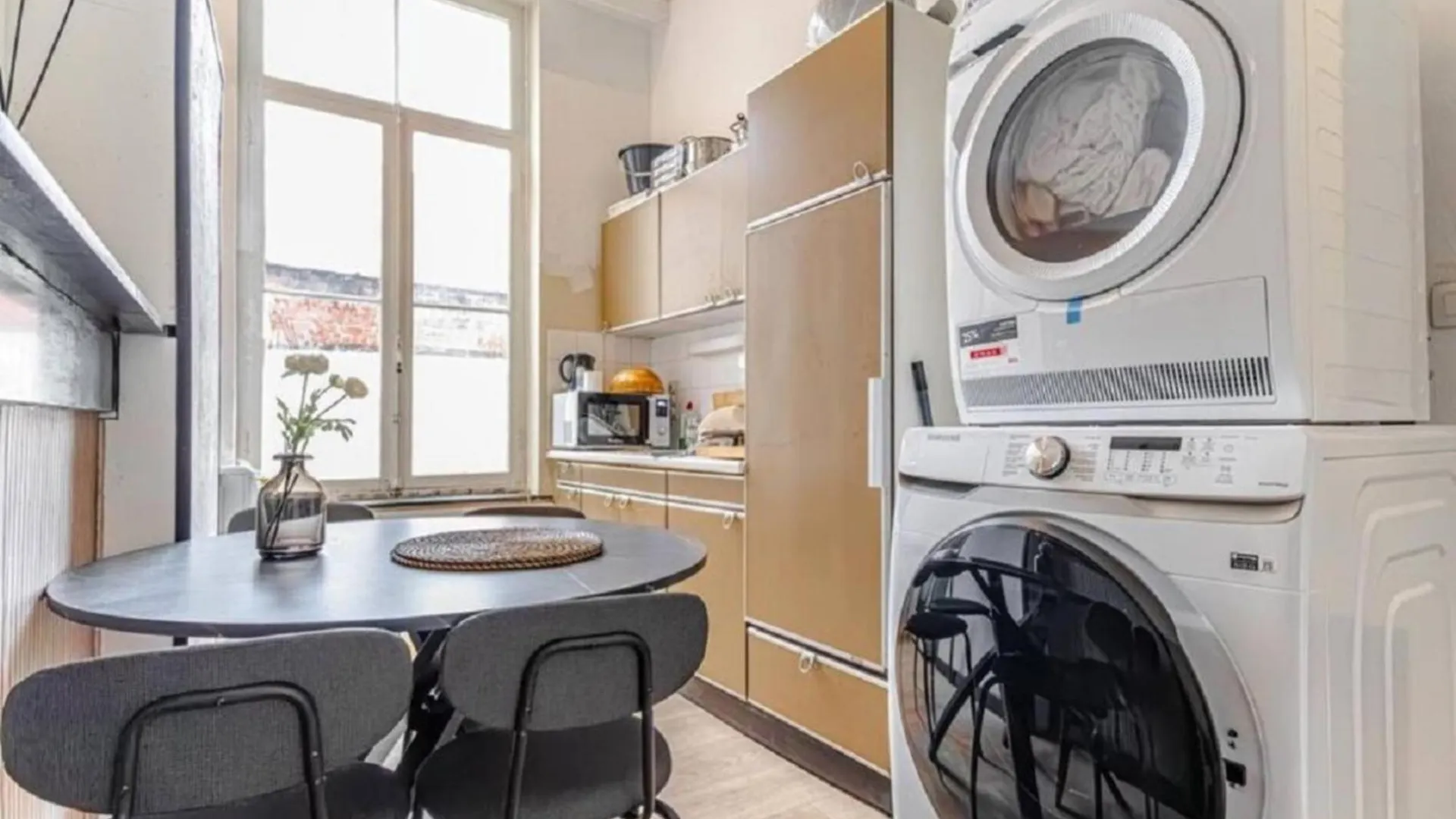 Lovely Rooms With View At Vibrant Ghent, Breezy Balcony Apartment Ghent