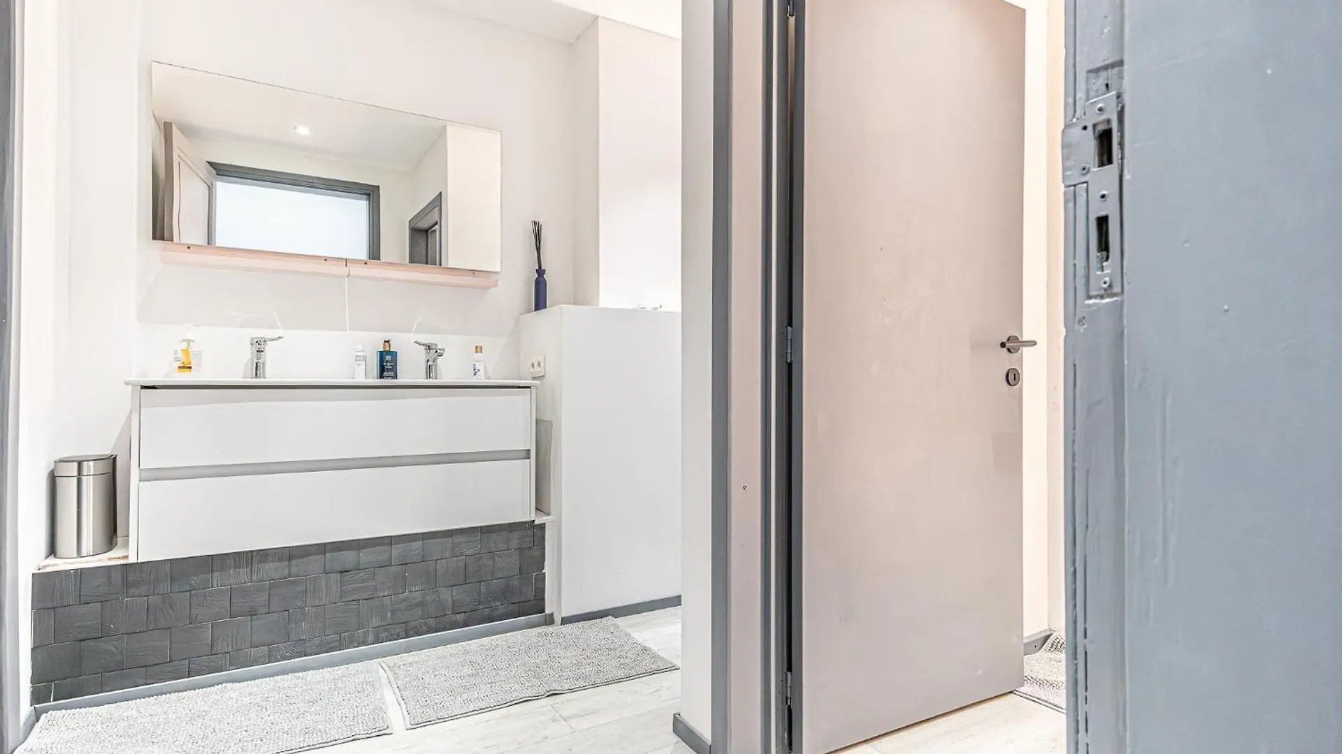 Lovely Rooms With View At Vibrant Ghent, Breezy Balcony Lägenhet Gent